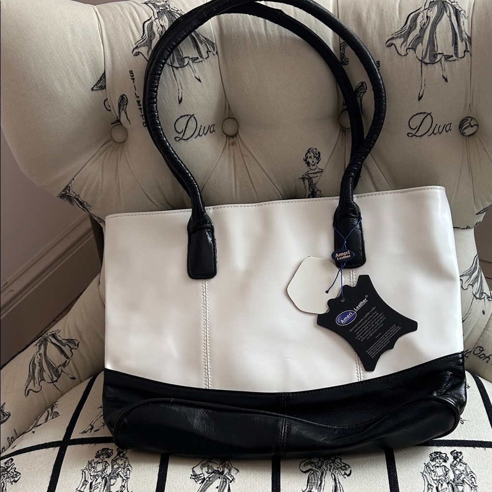 Ameri Leather Black and White Tote Bag. Measures 10”x 15”. NWT